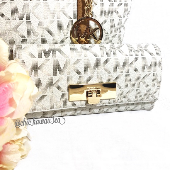Michael Kors Handbags - 🏆HP🏆NWT Michael Kors Callie Carryall Wallet